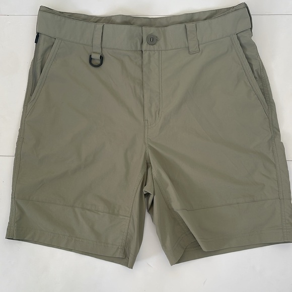 Huk Green Flat Front Shorts Lightweight Fishing Quick Dry Outdoor Wear Large - Picture 1 of 17